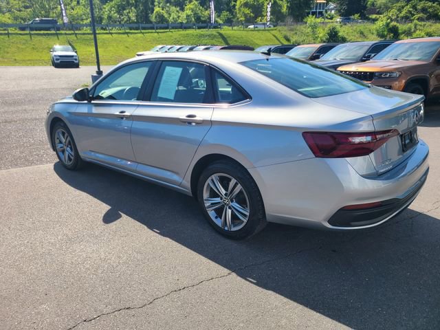 Used 2024 Volkswagen Jetta SE w/ Panoramic Sunroof Package FWD image 3