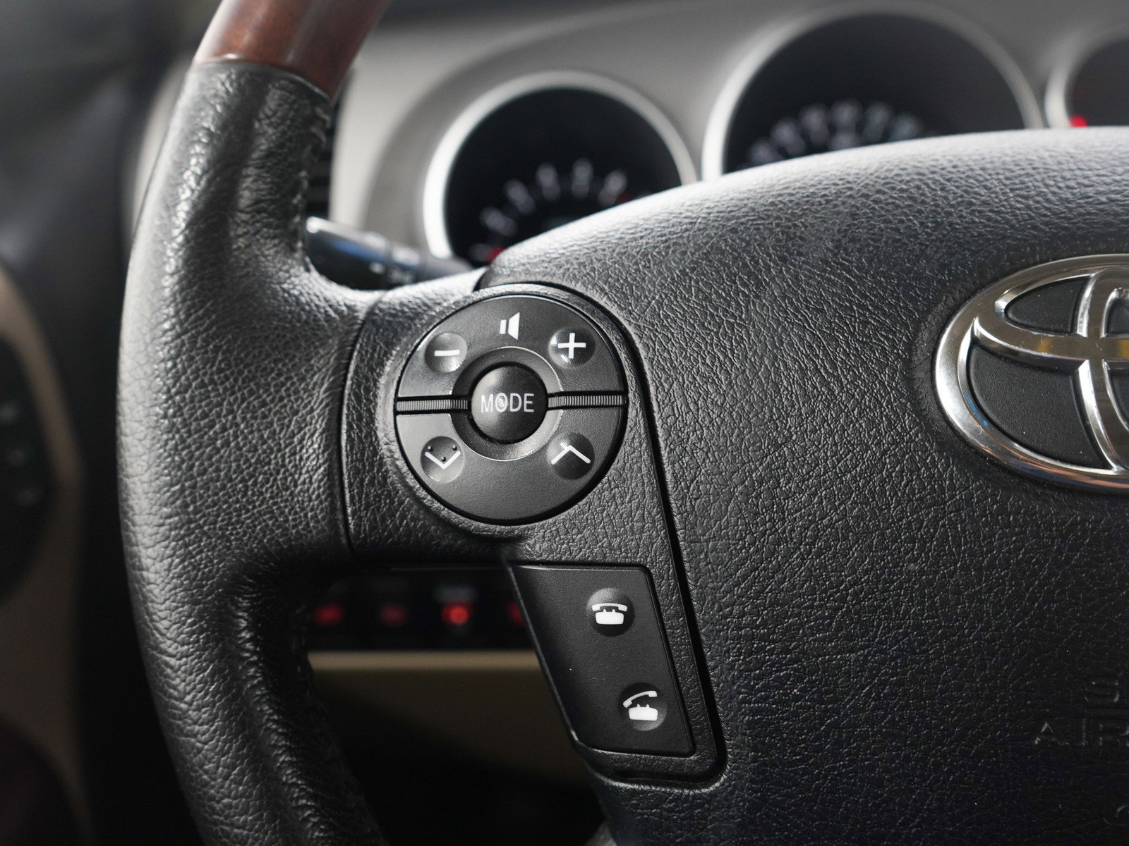 Used 2012 Toyota Sequoia Platinum AWD/4WD image 33