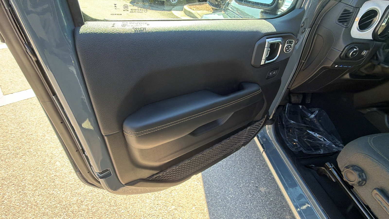 Used 2025 Jeep Wrangler Sahara w/ Safety Group image 14