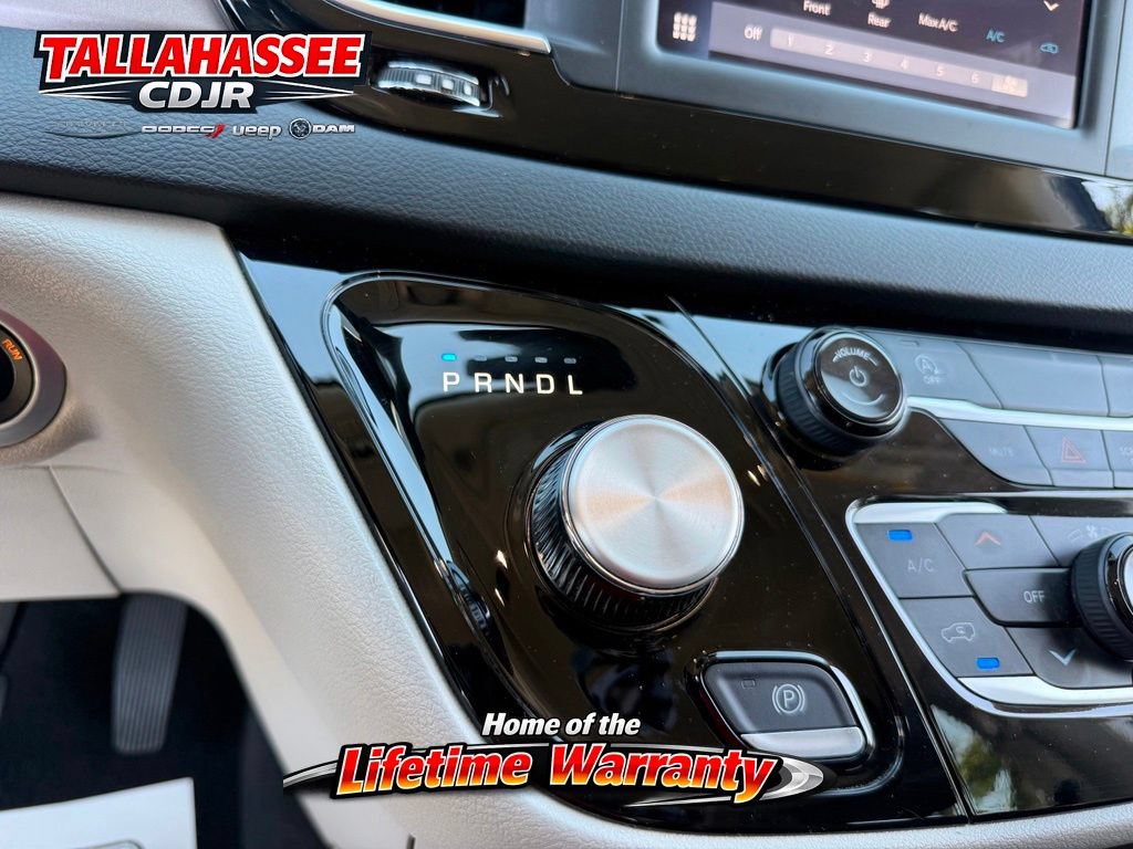 Used 2023 Chrysler Voyager LX FWD image 33