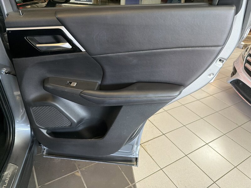 Used 2024 Mitsubishi Outlander SE Black Edition image 30