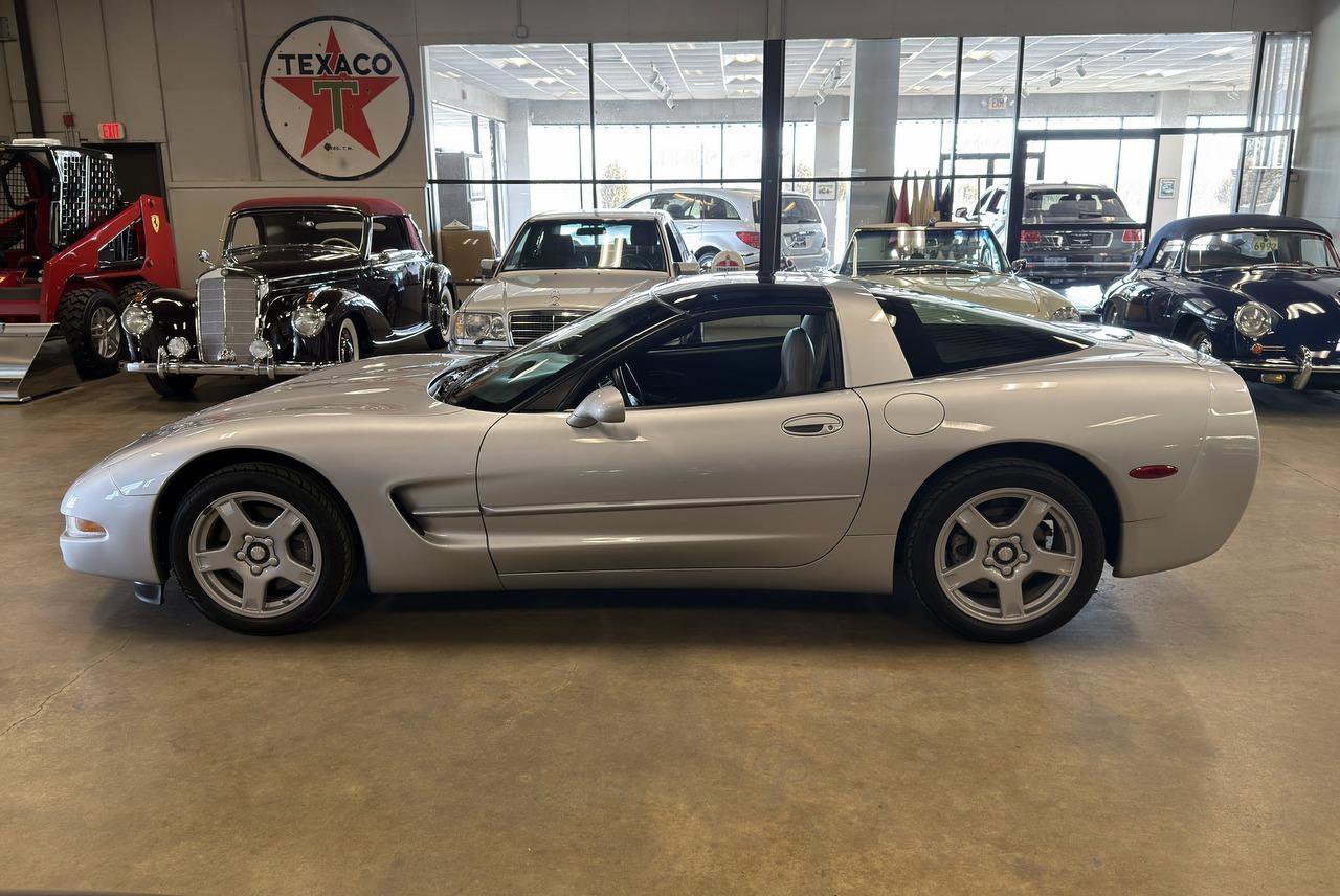 Used 1997 Chevrolet Corvette Coupe w/ Memory Pkg RWD image 12