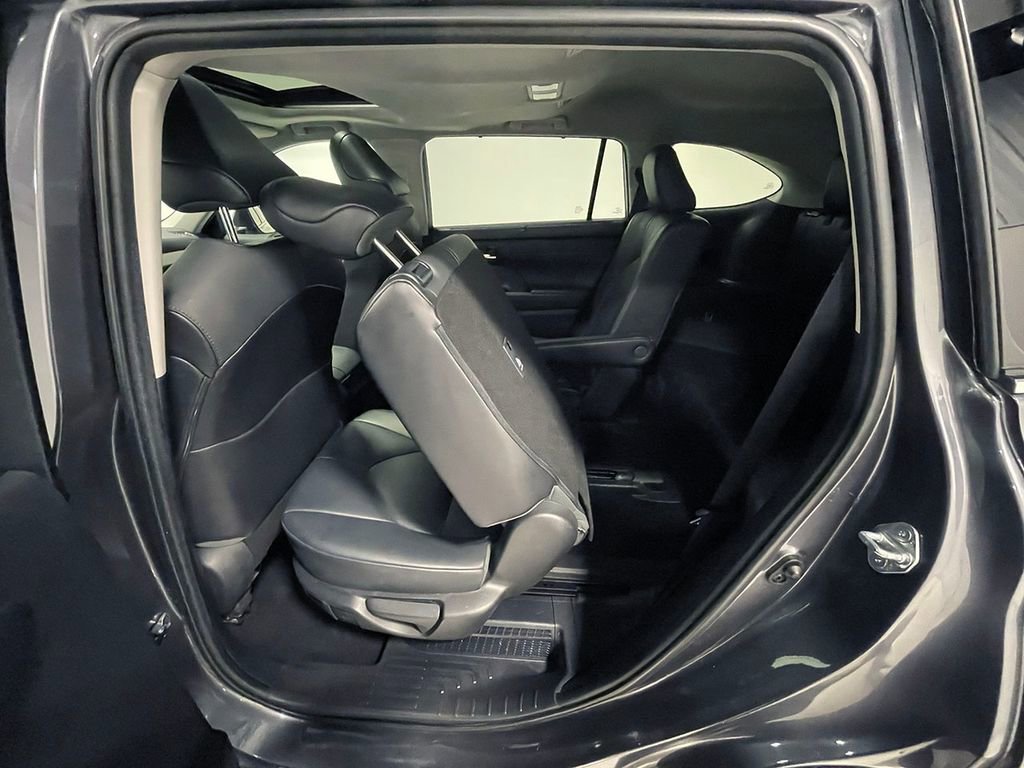 Used 2021 Toyota Highlander XLE image 20