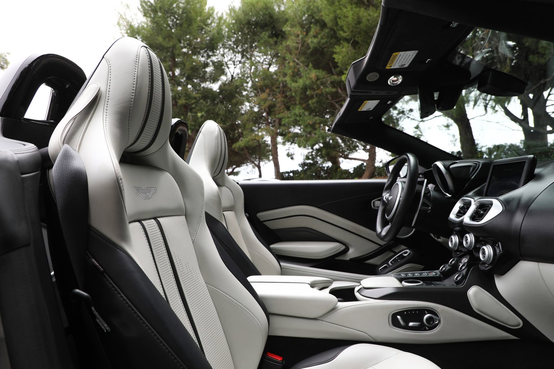 Used 2023 Aston Martin V8 Vantage Roadster RWD image 18