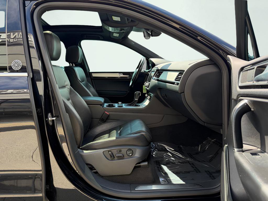 Used 2017 Volkswagen Touareg Wolfsburg Edition image 32