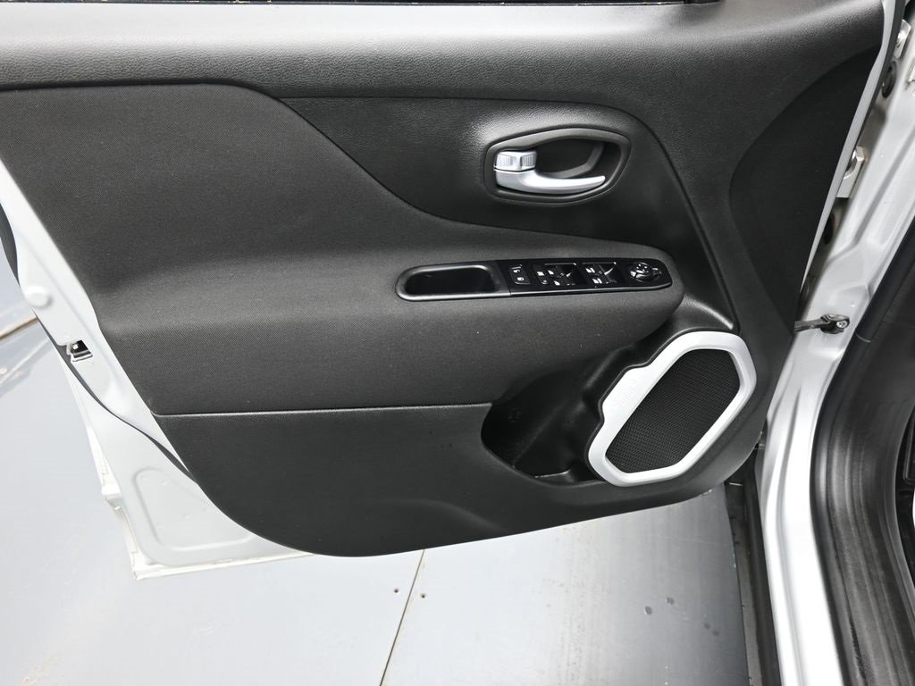 Certified 2020 Jeep Renegade Latitude w/ Cold Weather Group image 9