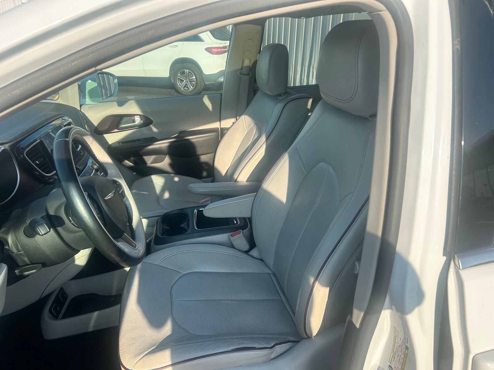 Used 2017 Chrysler Pacifica Limited w/ UConnect Theater Package FWD image 18