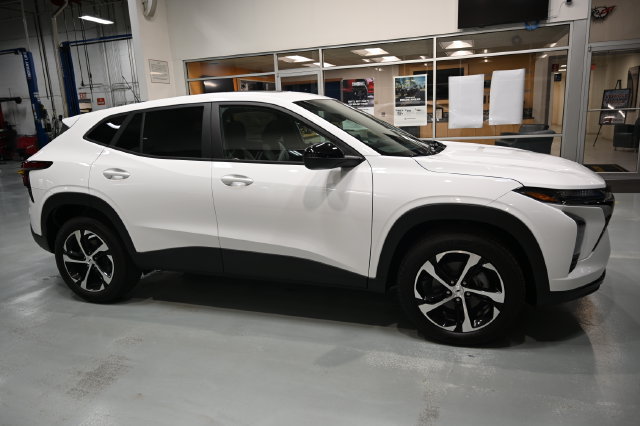 New 2026 Chevrolet Trax RS w/ Sunroof Package FWD image 4