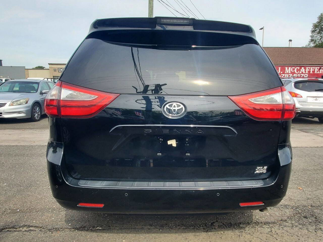 Used 2018 Toyota Sienna XLE Premium w/ Carpet Mat Package image 9