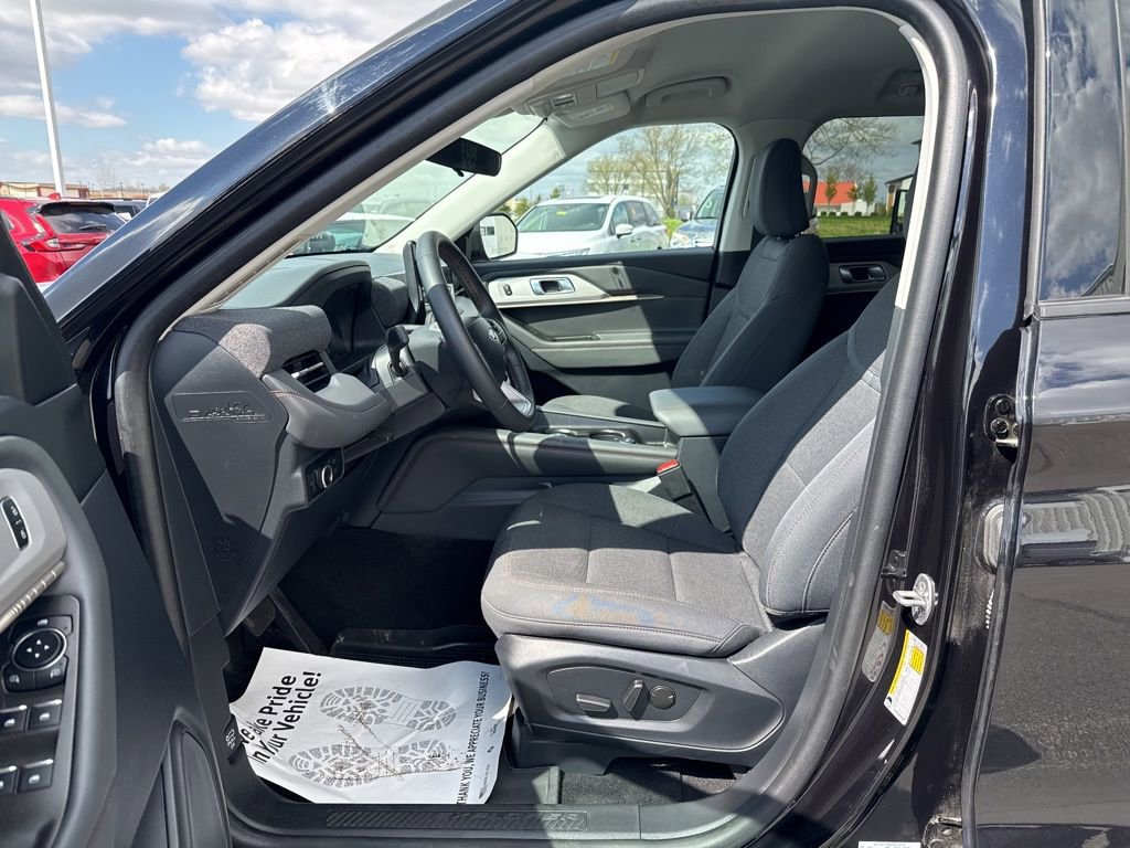 Used 2025 Ford Explorer Active AWD/4WD image 33