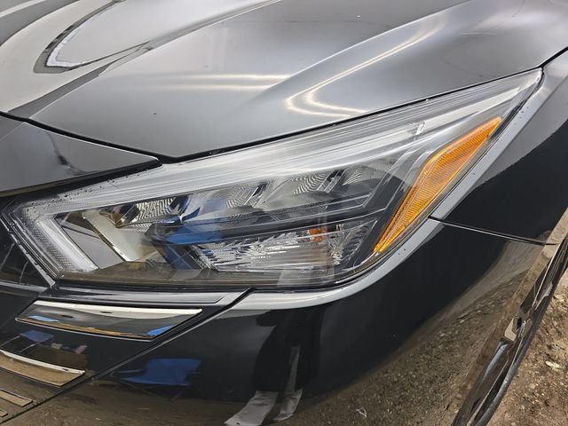Used 2025 Nissan Versa SR w/ Trunk Package FWD image 13