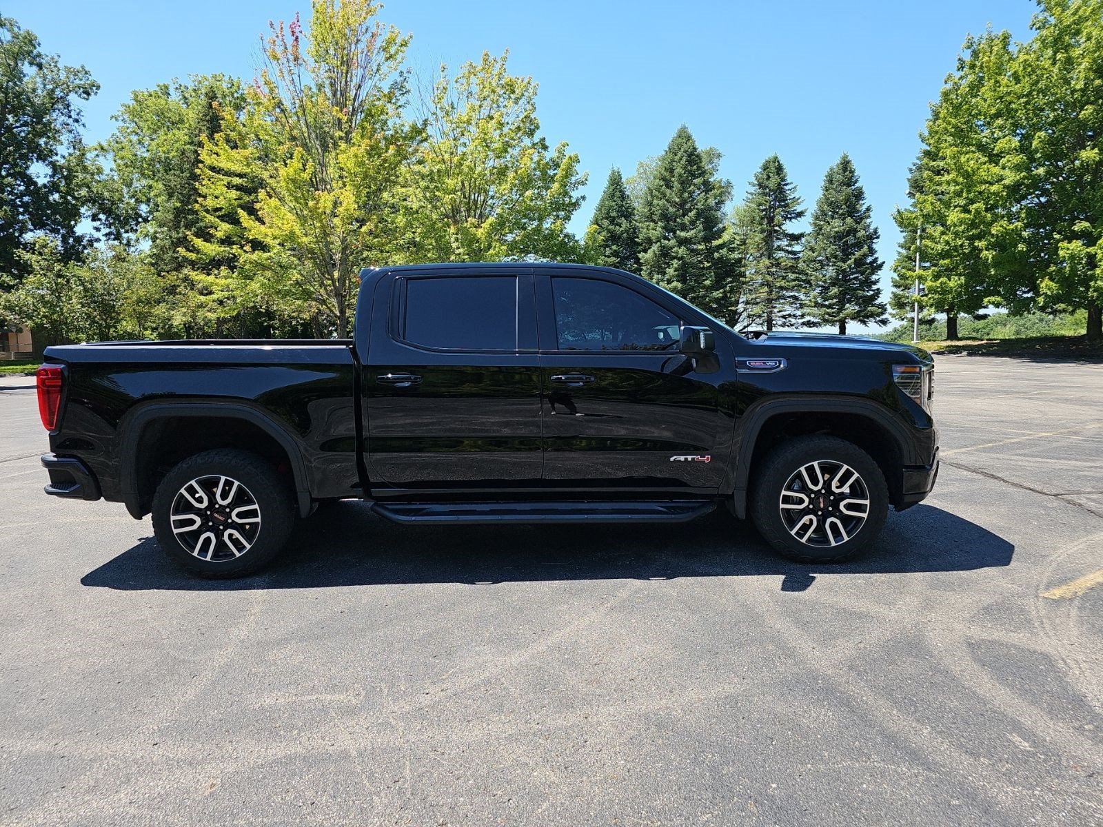 Used 2024 GMC Sierra 1500 AT4 w/ Technology Package AWD/4WD image 7