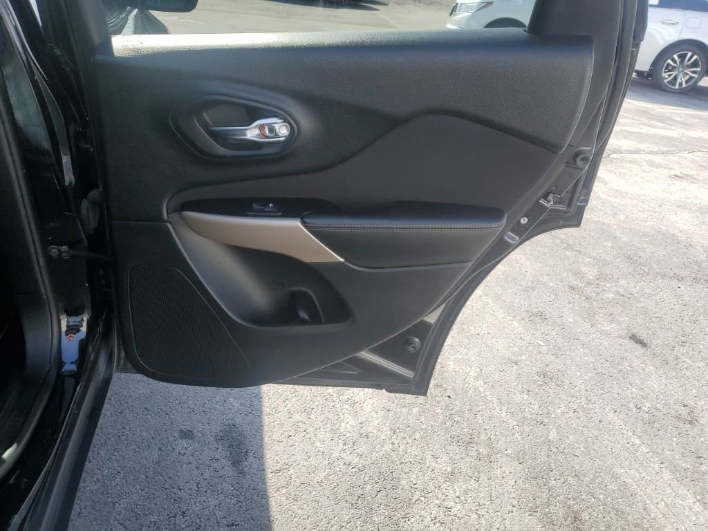 Used 2017 Jeep Cherokee Latitude w/ Comfort & Sound Group image 30