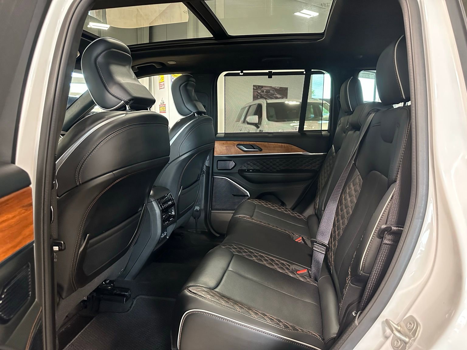 Used 2024 Jeep Grand Cherokee Summit AWD/4WD image 43