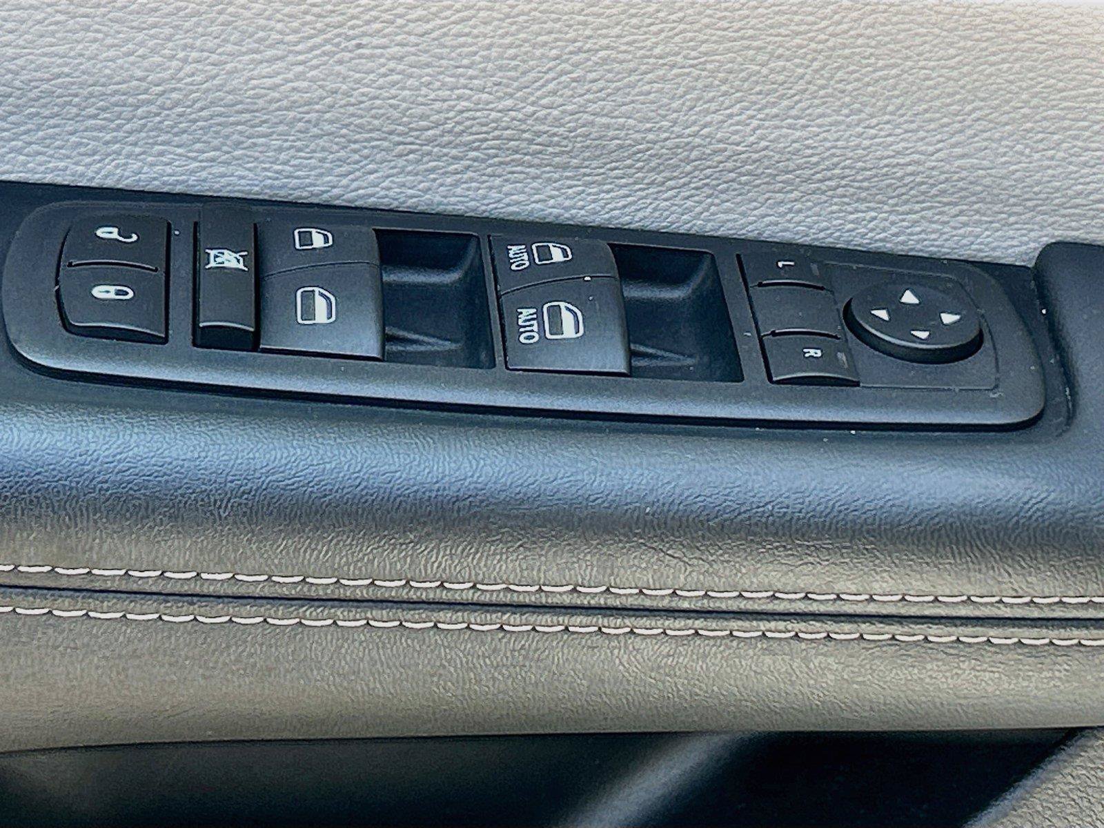 Used 2024 Chrysler Pacifica Touring-L FWD image 25