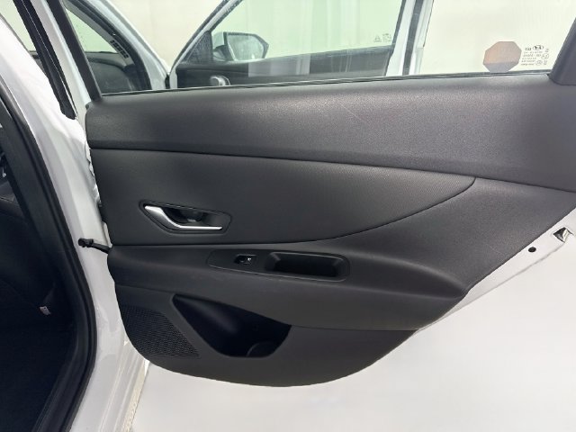 Used 2022 Hyundai Elantra Limited FWD image 27