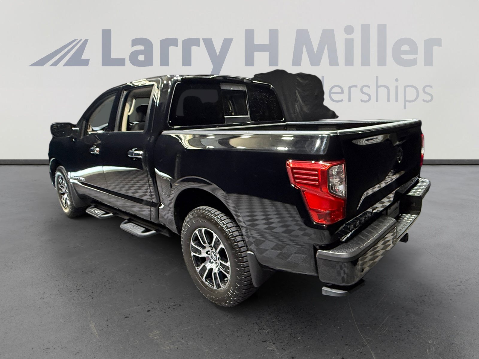 Used 2021 Nissan Titan SV w/ SV Convenience Package AWD/4WD image 3