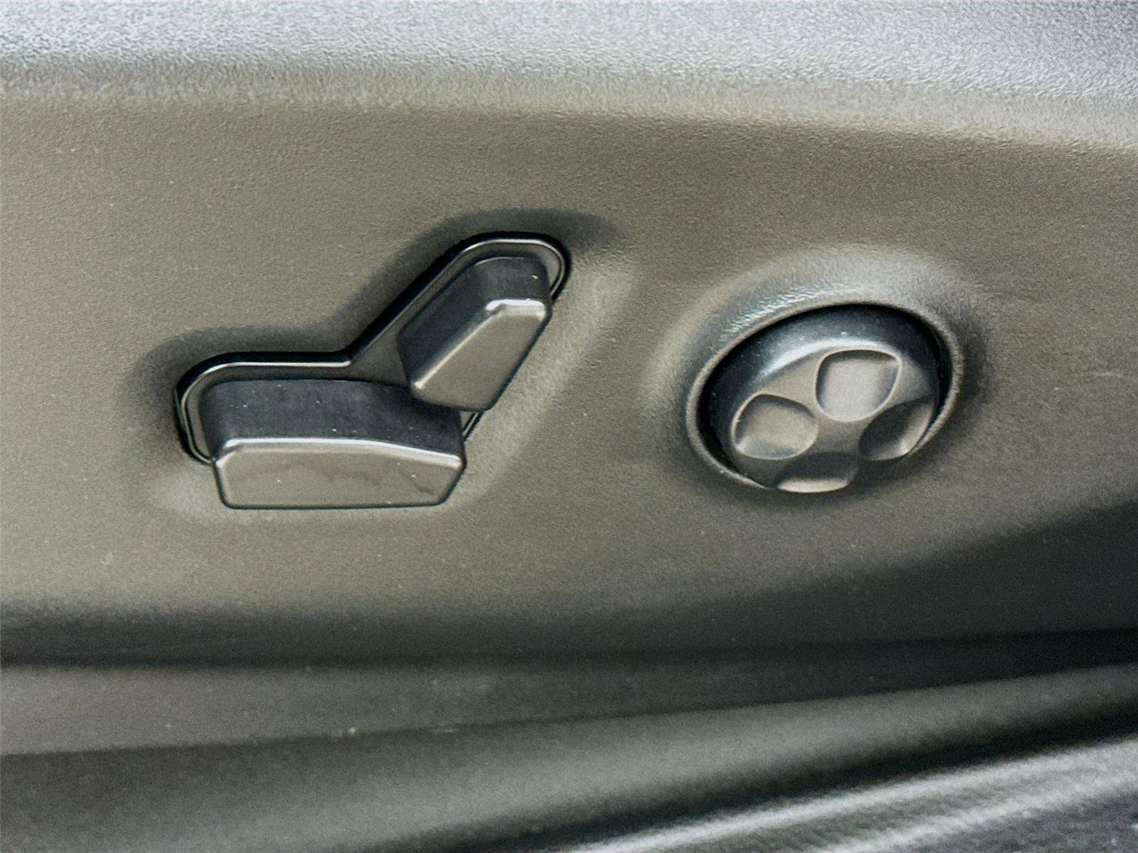 Used 2025 Chrysler Pacifica Select image 21
