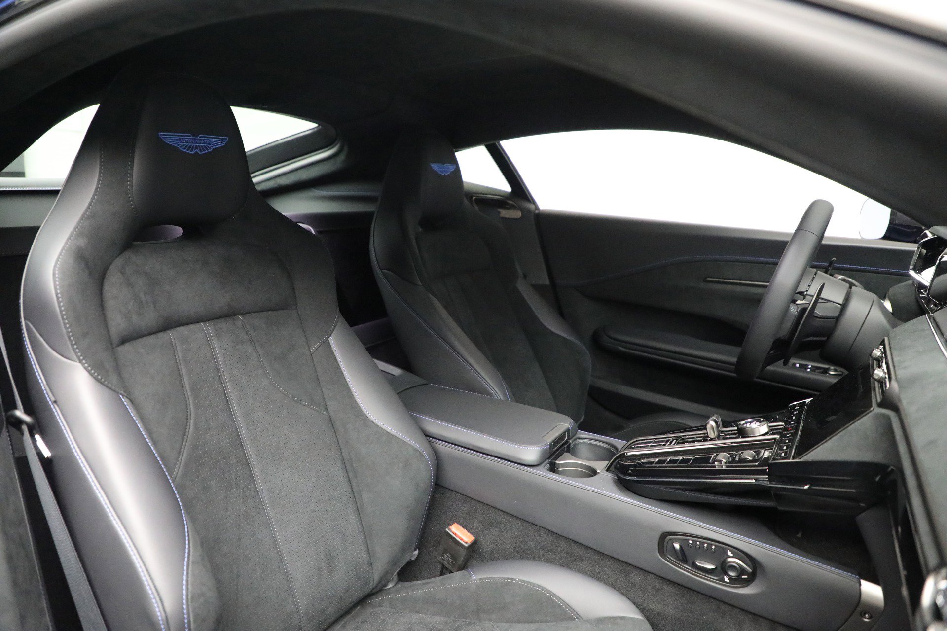 Used 2025 Aston Martin V8 Vantage Coupe image 19