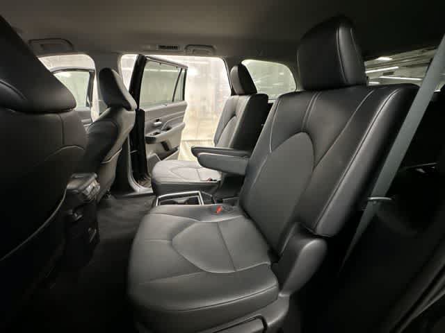 Used 2025 Toyota Grand Highlander AWD image 17