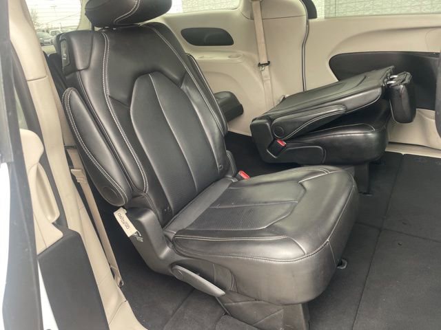 Used 2024 Chrysler Pacifica Touring-L image 14