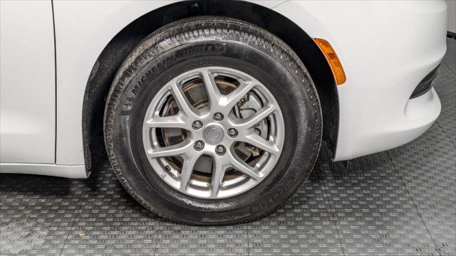 Used 2020 Chrysler Voyager LX image 32