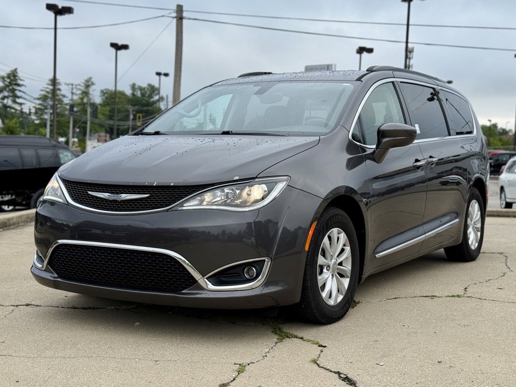 Used 2017 Chrysler Pacifica Touring-L image 2