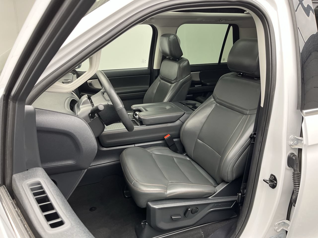 Certified 2025 Ford Expedition Active AWD/4WD image 12