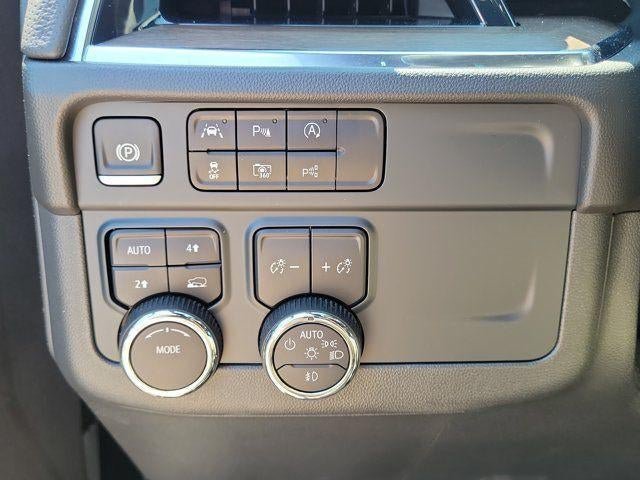 Used 2025 Chevrolet Suburban High Country AWD/4WD image 15
