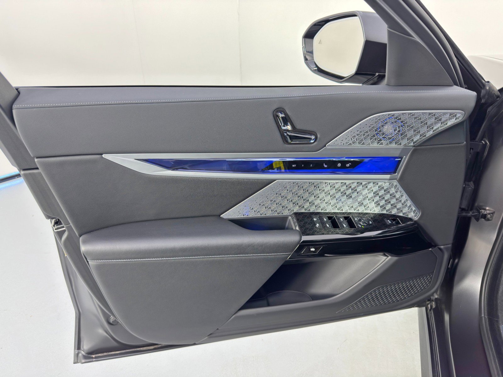 Used 2023 BMW i7 xDrive60 w/ Parking Assistance Package image 54