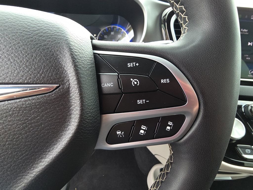 Used 2023 Chrysler Pacifica Touring-L FWD image 19