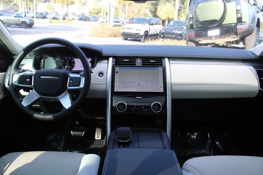 Certified 2025 Land Rover Discovery Dynamic SE AWD/4WD image 32