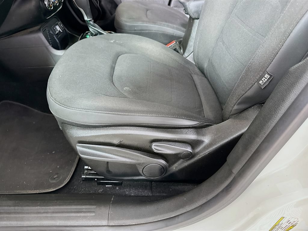 Used 2017 Jeep Renegade Altitude FWD image 9