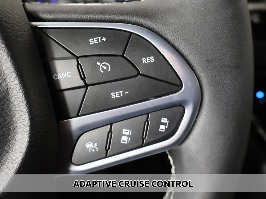 Used 2025 Chrysler Pacifica Select image 3