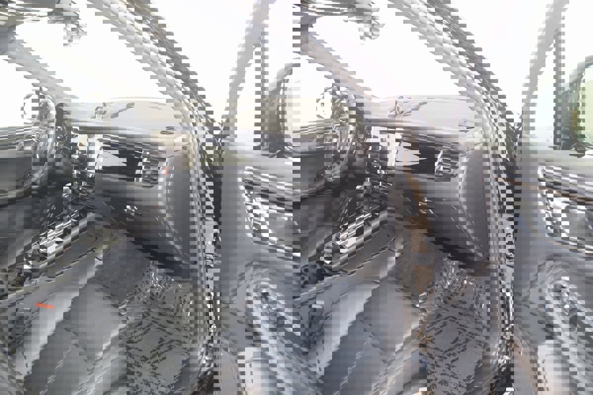 Used 2025 Porsche Macan image 52