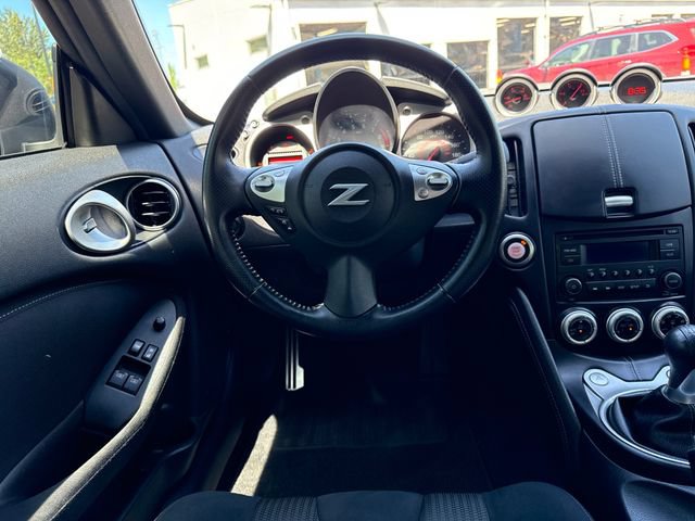 Used 2017 Nissan 370Z Coupe RWD image 17