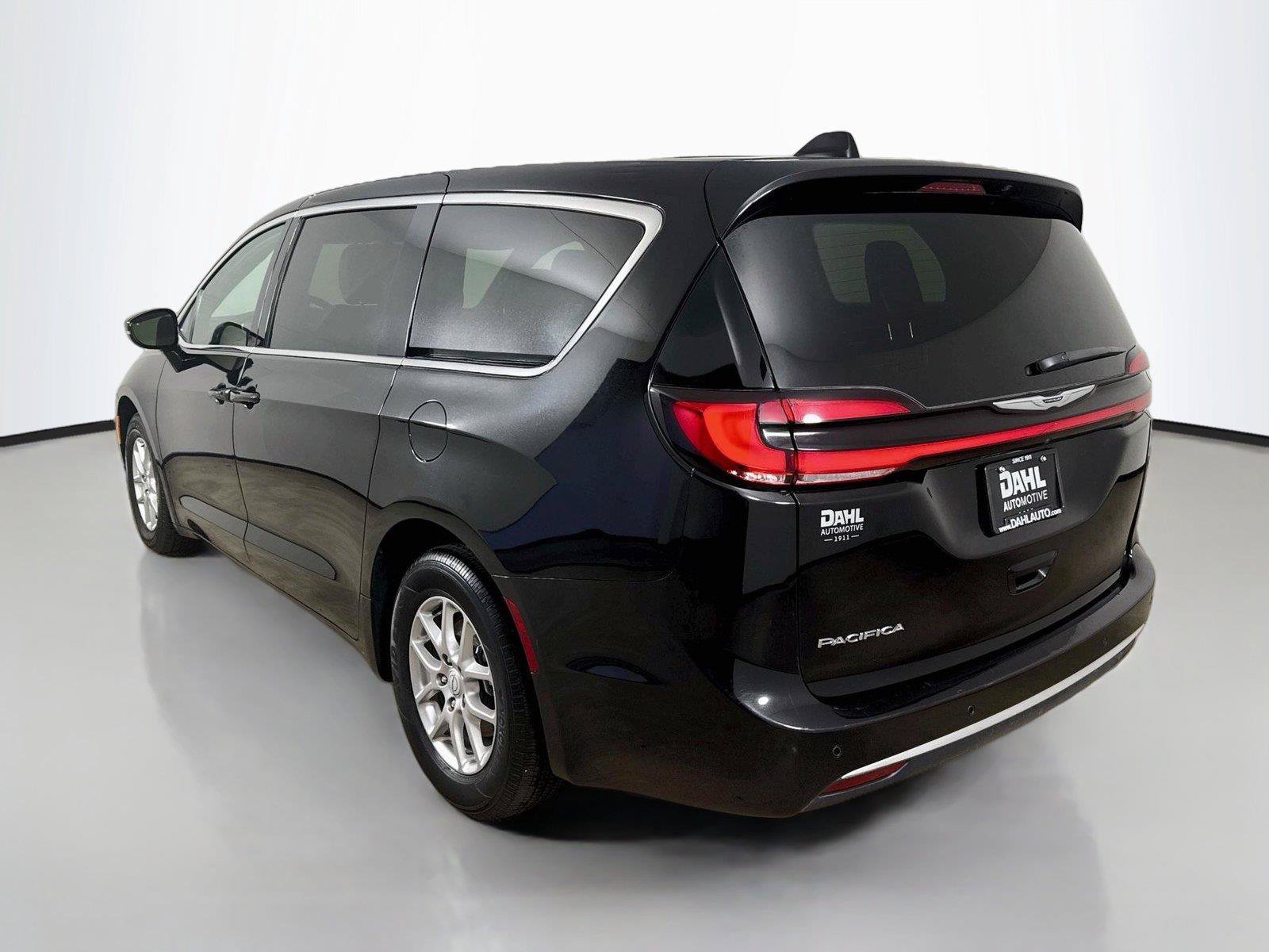 Used 2025 Chrysler Pacifica Select FWD image 10