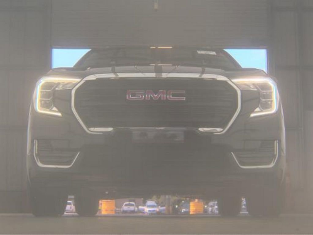 Used 2024 GMC Terrain SLE w/ Driver Convenience Package FWD image 3