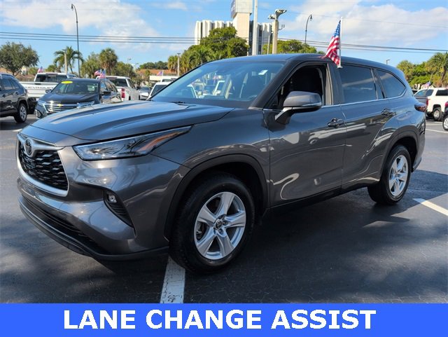 Used 2024 Toyota Highlander LE image 3