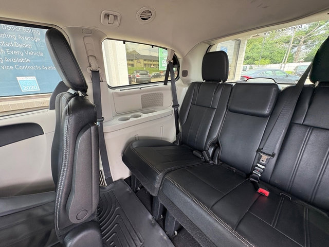 Used 2016 Chrysler Town & Country Touring w/ Driver Convenience Group FWD image 23