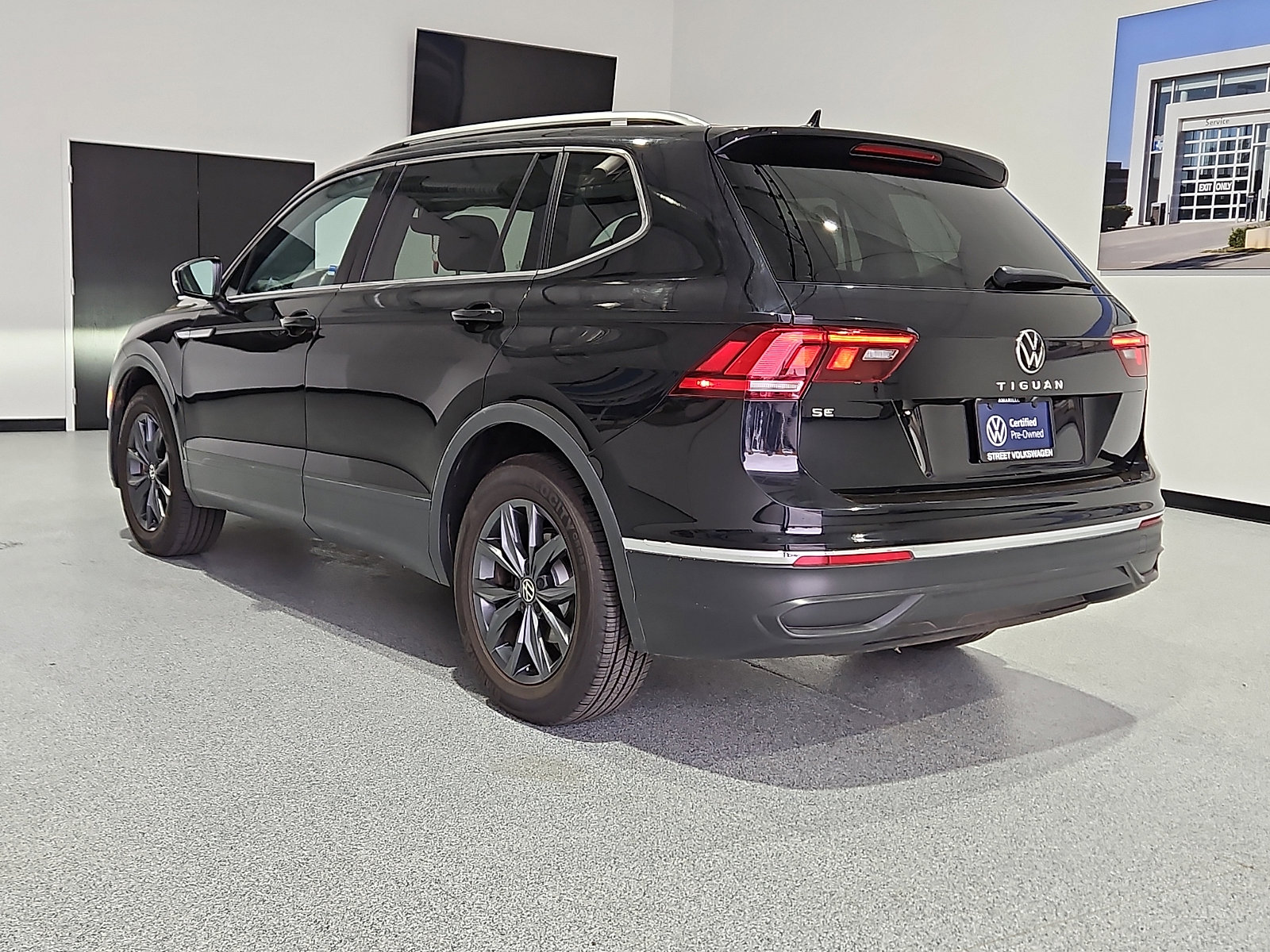 Certified 2023 Volkswagen Tiguan SE w/ Panoramic Sunroof Package FWD image 2