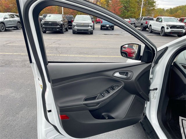Used 2018 Ford Focus SE w/ SE Appearance Package image 19