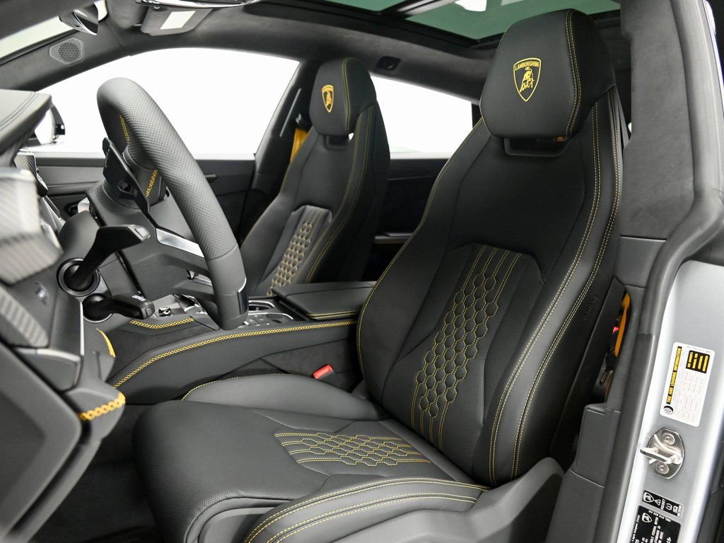 Used 2025 Lamborghini Urus SE image 13