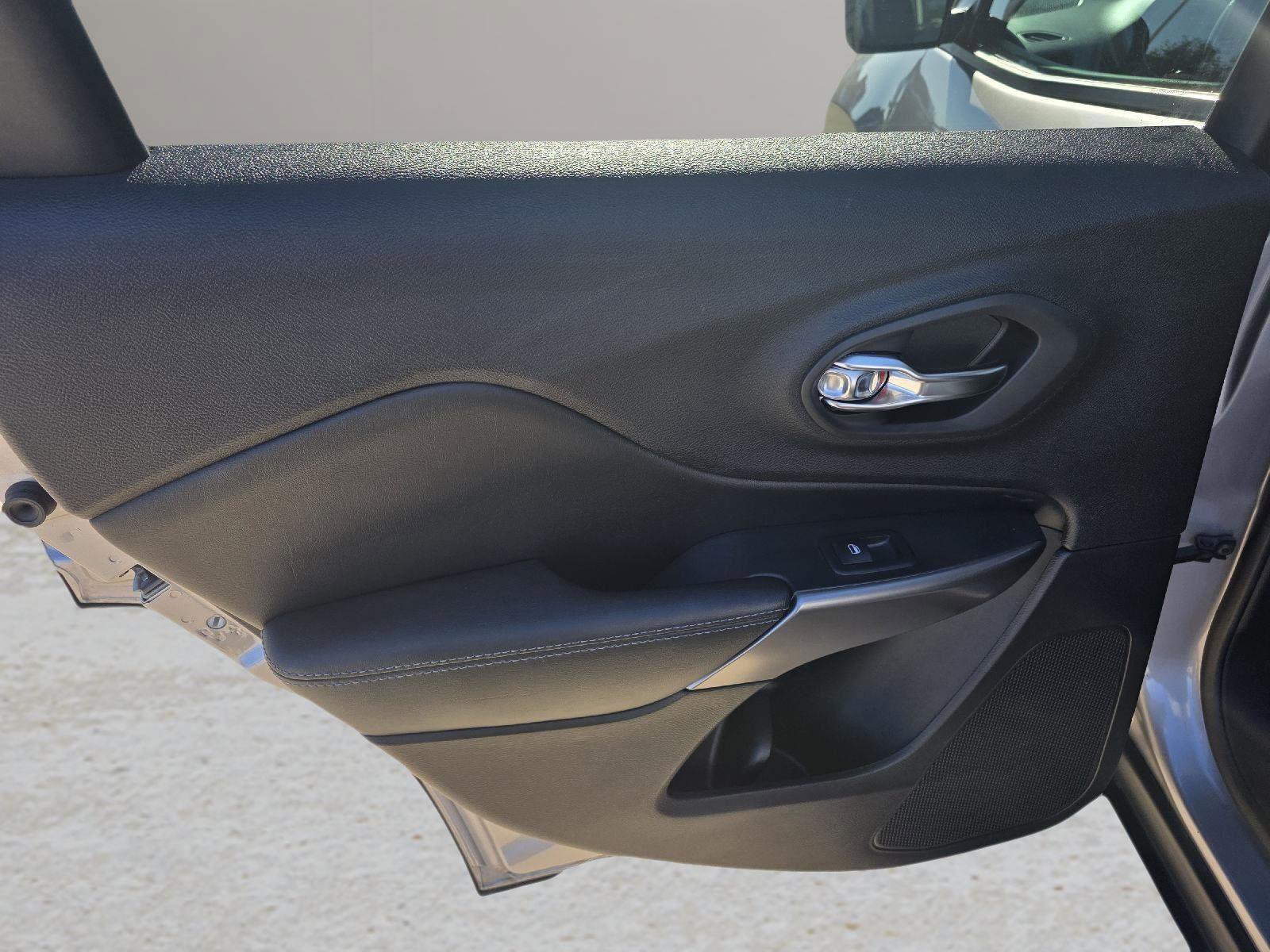 Used 2020 Jeep Cherokee Latitude w/ Cold Weather Group image 28