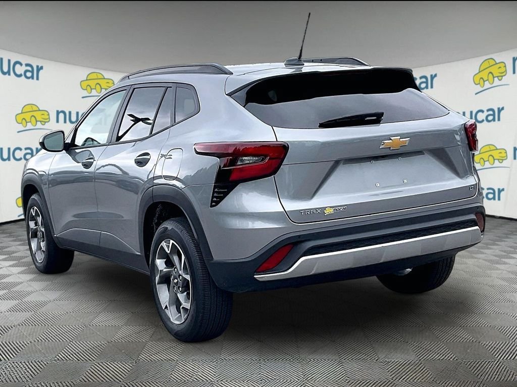 Used 2024 Chevrolet Trax LT w/ Driver Confidence Package FWD image 4