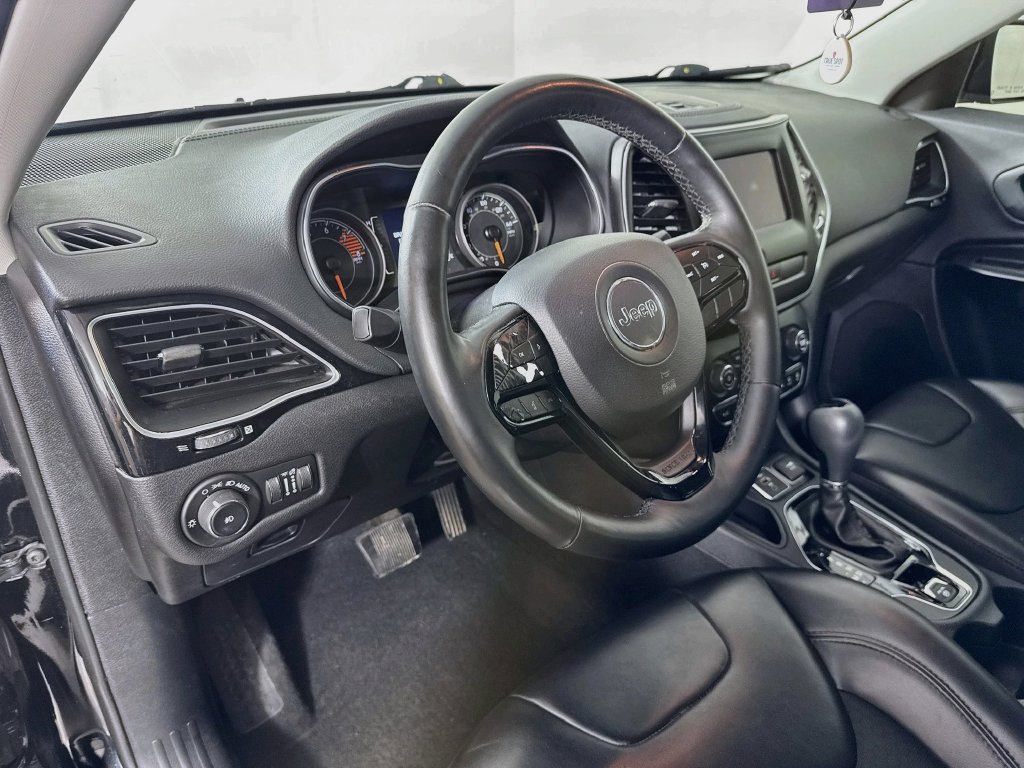 Used 2019 Jeep Cherokee Latitude Plus FWD image 10