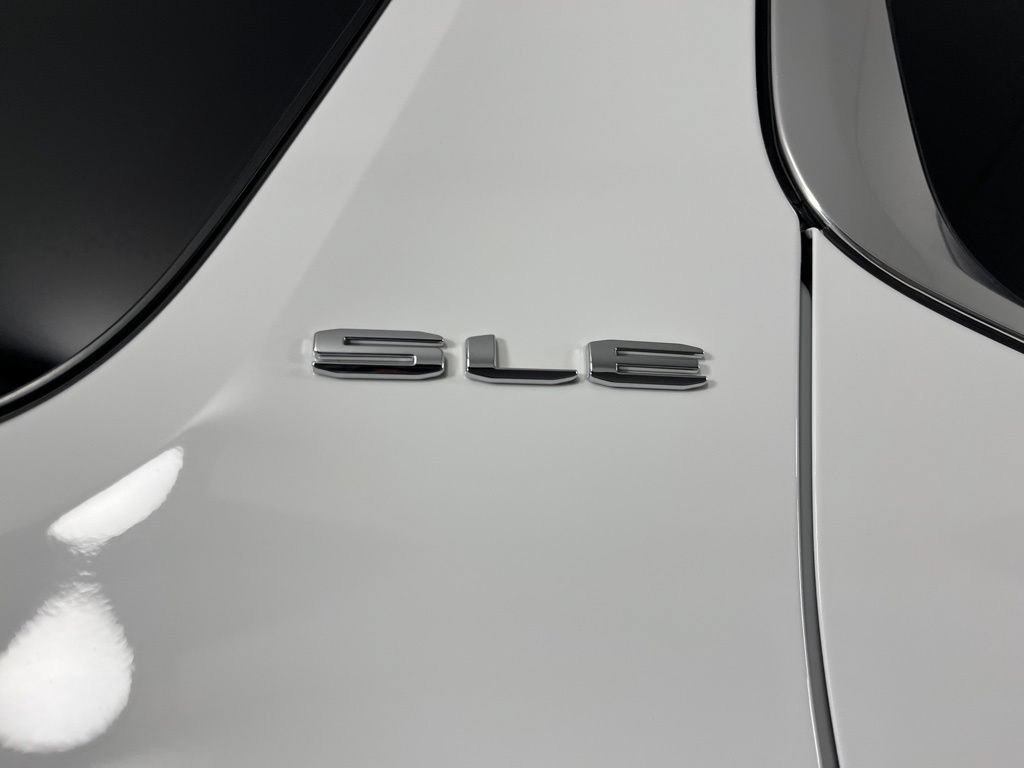 Certified 2022 GMC Acadia SLE w/ Driver Convenience Package FWD image 4