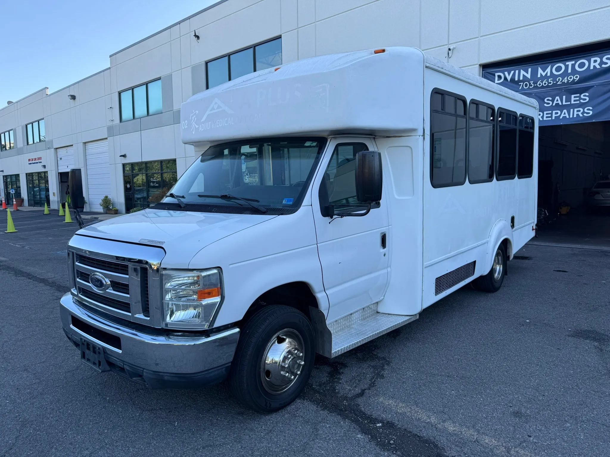 Used 2013 Ford E-350 and Econoline 350 Super Duty w/ Shuttle Bus Prep Pkg RWD image 4