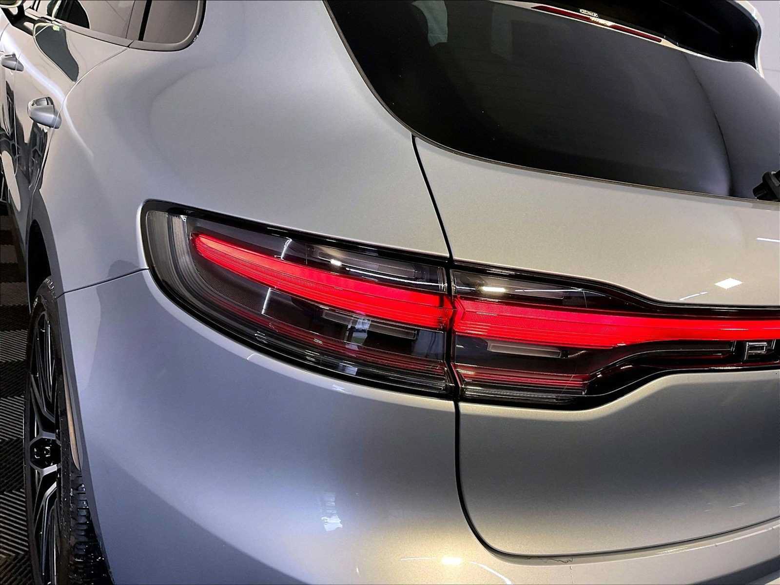 Certified 2023 Porsche Macan AWD/4WD image 30