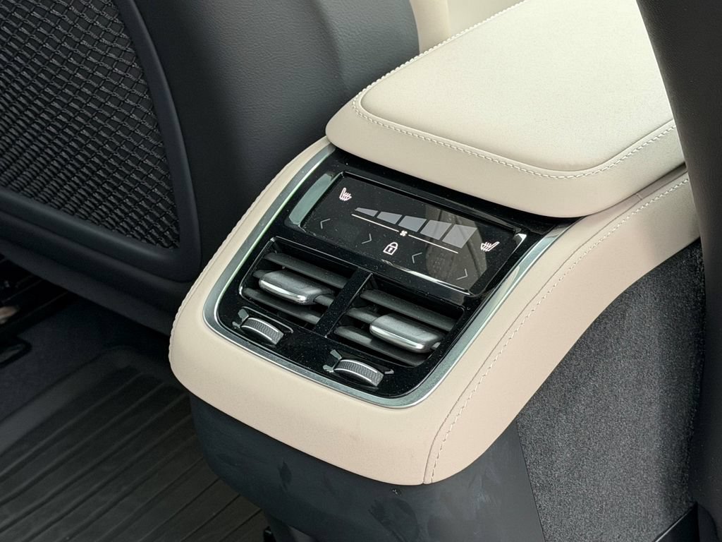 New 2026 Volvo XC90 B6 Plus w/ Protection Package Premier AWD/4WD image 12